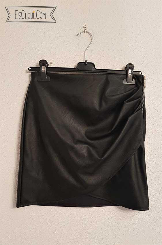 falda polipiel negra cruzada drapeada
